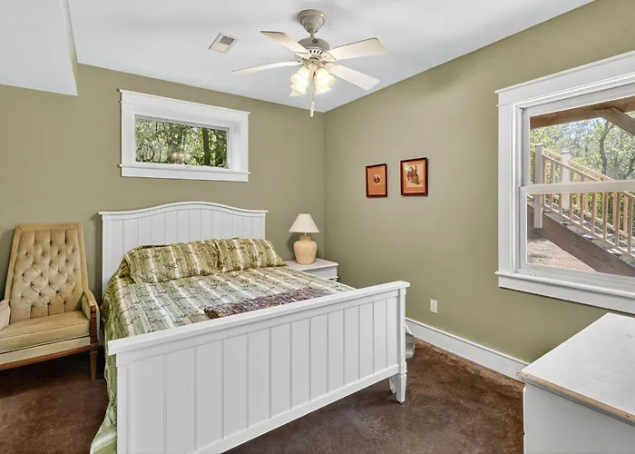 Secluded Woodland Retreat Near Starved Rock Park